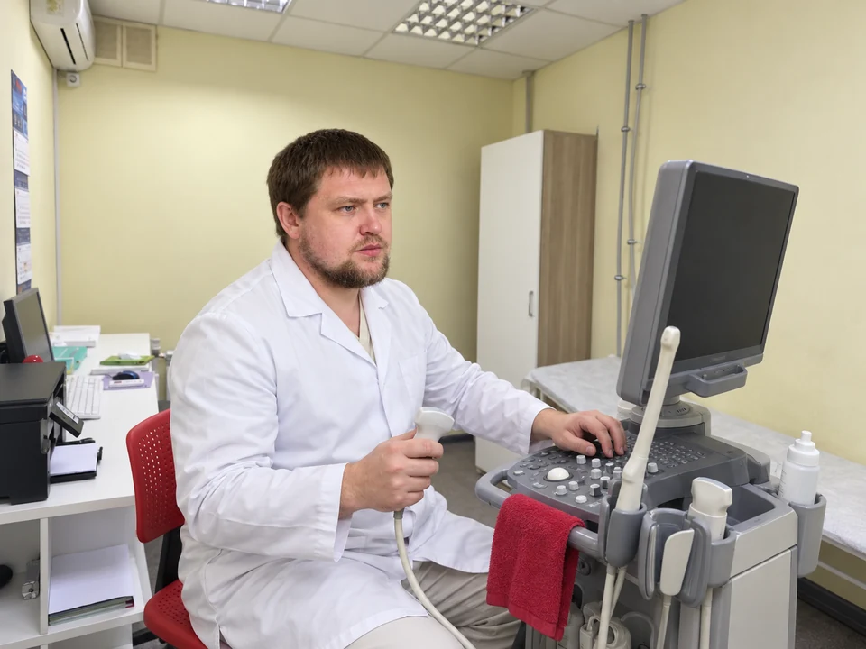 Корнеев Антон Викторович за работой в интерьере клиники