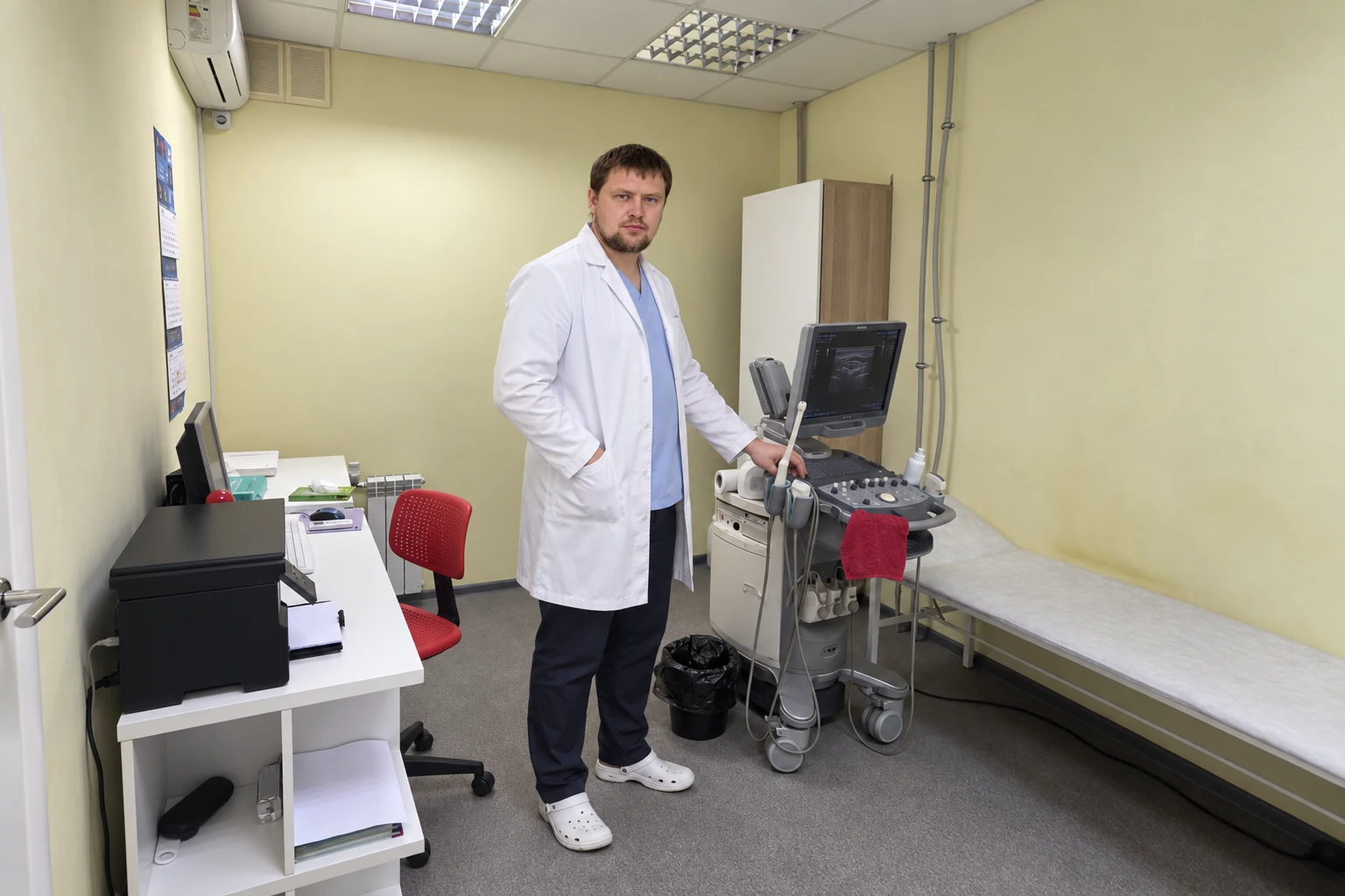 Корнеев Антон Викторович, Врач УЗИ, в кабинете клиники