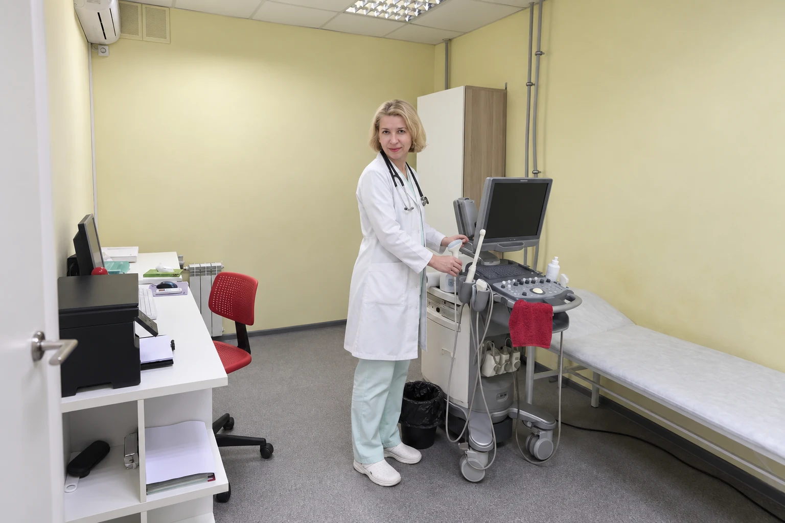 Тетюхина Анна Борисовна, Врач УЗИ, в кабинете клиники